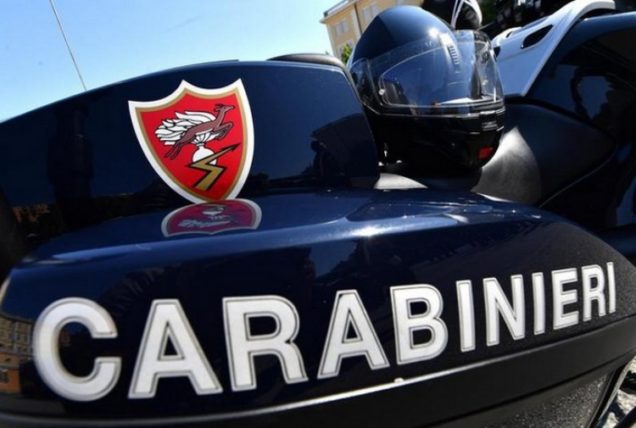 Ruba il telefono all’esercente distratta: denunciato 23enne