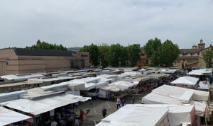 Scandiano, ripartito il mercato per tutti i settori. Spostato a tempo di record in un’area a pochi passi dal centro