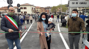 Inaugurato il ponte tra Jano e Ca’ de Caroli. Nonna, mamma e nipotino tagliano il nastro e si incontrano a metà ponte