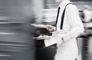 Opportunità di lavoro: essere camerieri oggi può portare a una carriera vantaggiosa