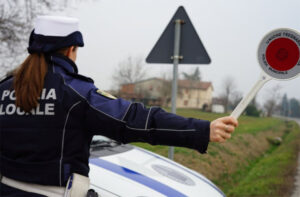 Senza patente e senza assicurazione: mezzo sequestrato