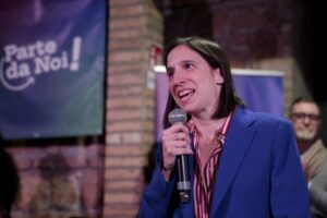 Elly Schlein si è tesserata per il Pd a Bologna: “Dare voce alla base”