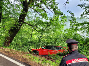 In bilico per cinque ore tra la sede stradale e un burrone dopo essere uscito di strada. L’incidente a Viano