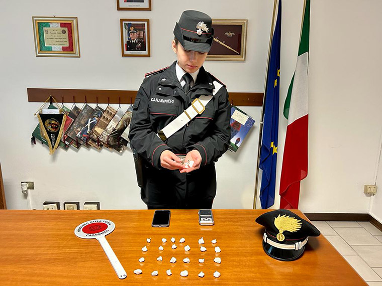 A casa un “supermercato” di droghe sintetiche e acidi: un arresto