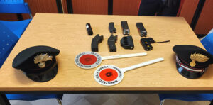 Minaccia di morte il vicino di casa con una pistola a impulsi elettrici: denunciato