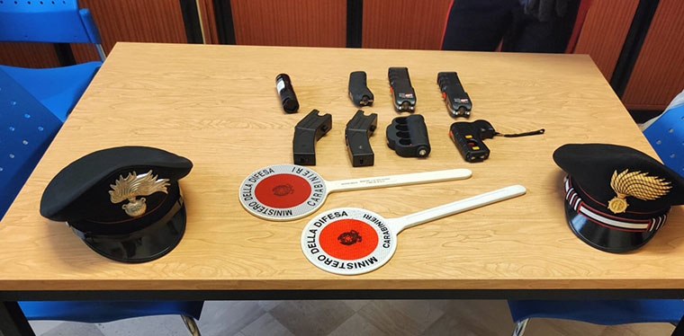 Minaccia di morte il vicino di casa con una pistola a impulsi elettrici: denunciato