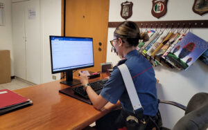 Giovane 28enne stalkerizza e minaccia il fratello maggiore: denuncia e divieto di avvicinamento