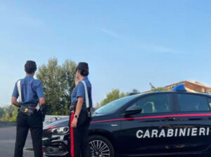 Sputi, violenze e minacce di morte alla moglie anche di fronte ai figli minori: denunciato