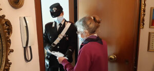 La truffano e derubano facendole credere che la vittima ha avuto un incidente