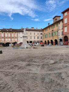 Piazza Spallanzani, il cantiere diventa una mostra. Il Giro d’Italia rivive nelle fotografie esposte in pannelli di grandi formati