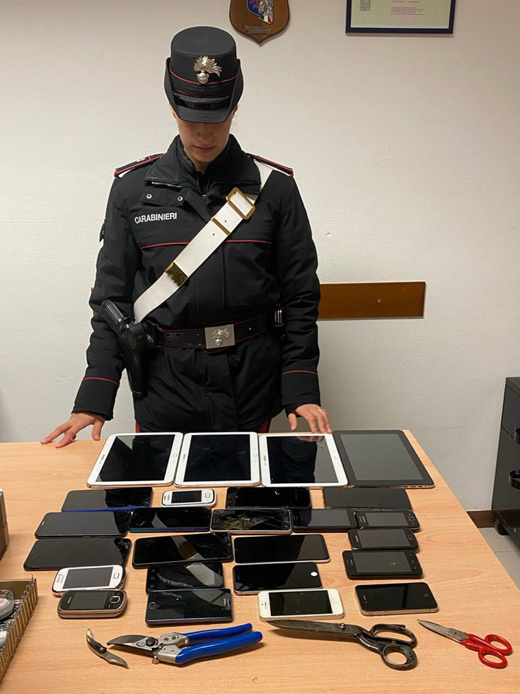 Forbici, cesoie e vari dispositivi informatici in auto: denunciata