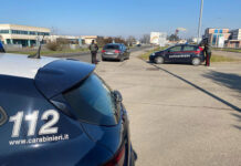 Aggredisce una cassiera perché invitato a cambiare cassa: 40enne denunciato