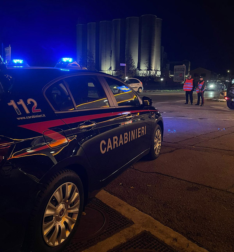 Fermato per un controllo spintona un militare per cercare di nascondere che ha un coltello in auto: denunciato