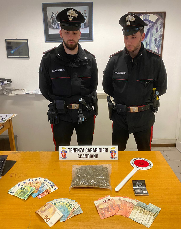 Nella cameretta un etto e mezzo di droga e il kit per lo spaccio: arrestato