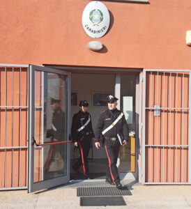 Il barista è distratto e loro lo derubano: due minori denunciati