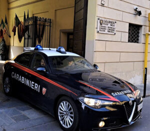 Accelerano per sfuggire ai Carabinieri: tre denunciati con arnesi da scasso in auto