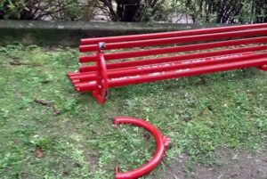 Quelli del “e tè che cxxxo guardi”: inconsistenti, impauriti o senza cervello