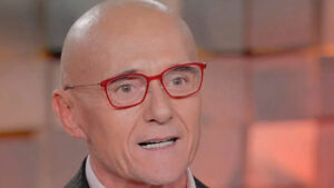 Alfonso Signorini si autosospende da Mediaset dopo gli attacchi di Fabrizio Corona