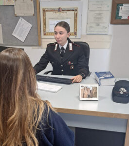 Botte, minacce e insulti a moglie e figlia: divieto di avvicinamento e braccialetto elettronico