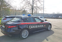 Nonostante sia agli arresti in Puglia continua a minacciare la moglie lontana centinaia di chilometri