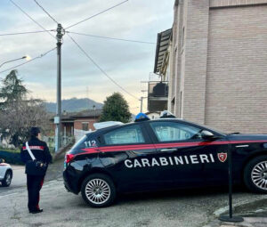 Va in giro con un cutter in mano: denunciato