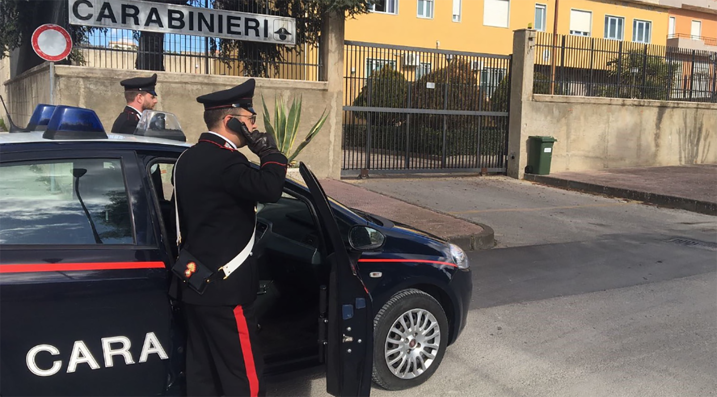 Un furgone in azienda per rubare materiale in ghisa: due arrestati